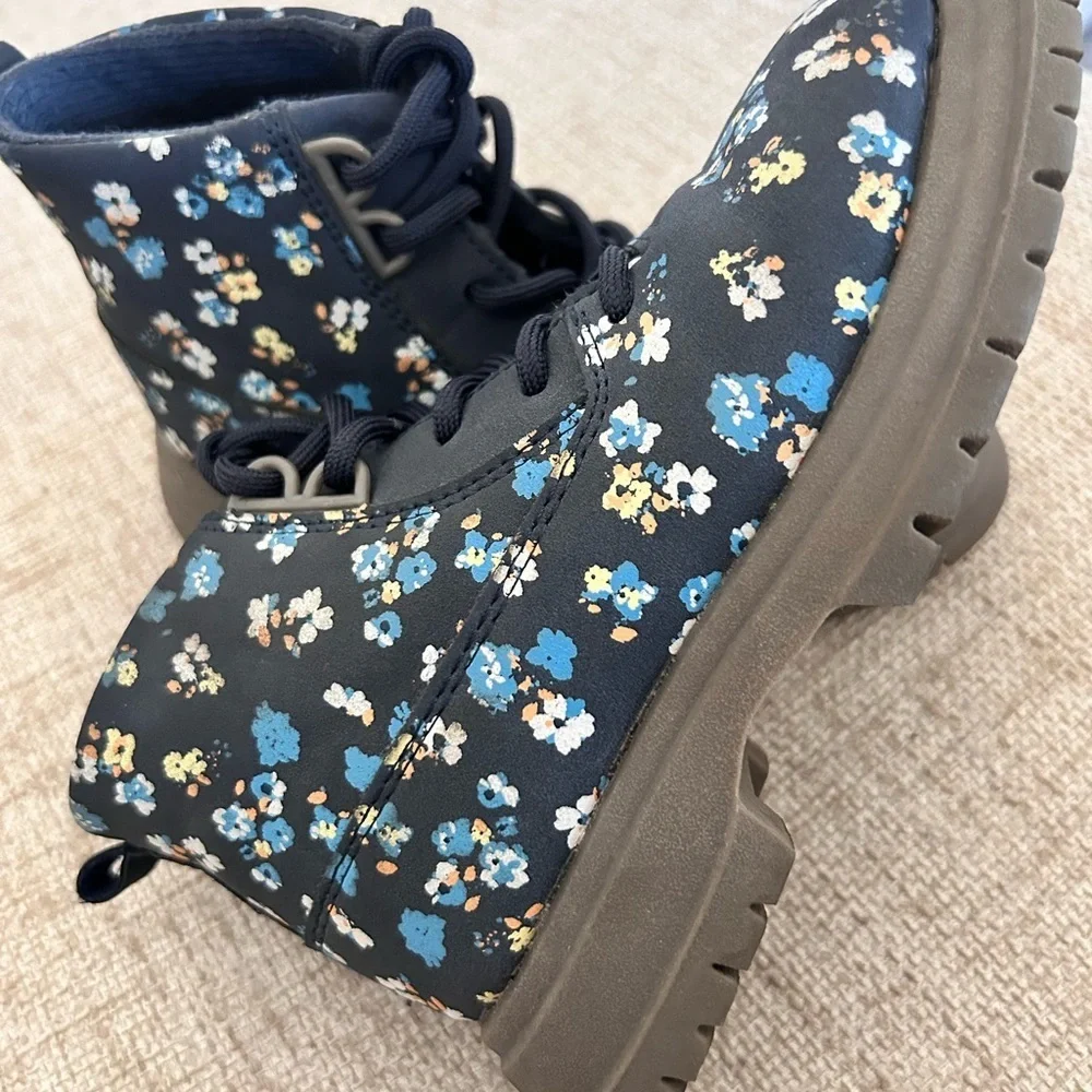 Oshkosh Navy Girls Ankle Boot with a Floral Design Lace Up  Size 10M
